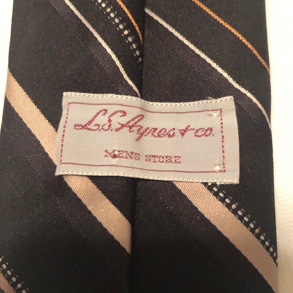 Men’s classy black tie with stripe pattern. - Picture 3 of 5